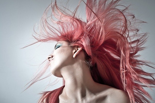 růžové vlasy