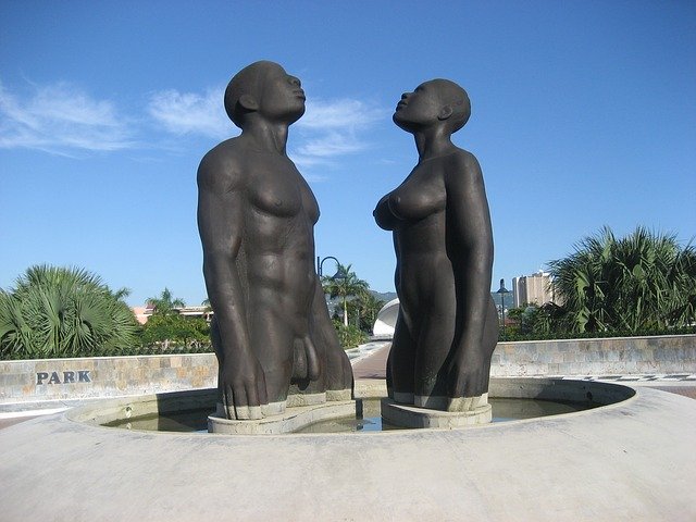 Sochy nahého muža a ženy.jpg